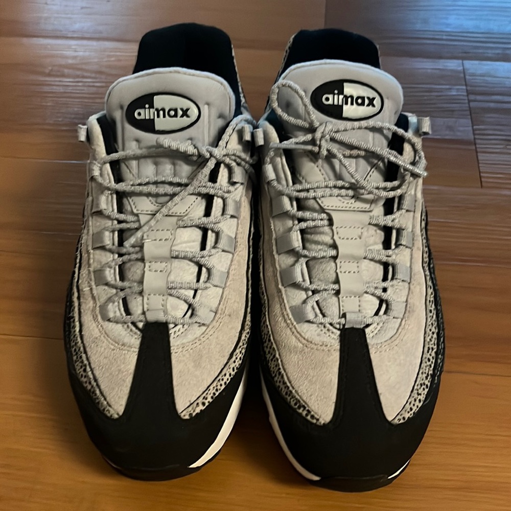 Womens Nike sneaker , does NOT come with a box